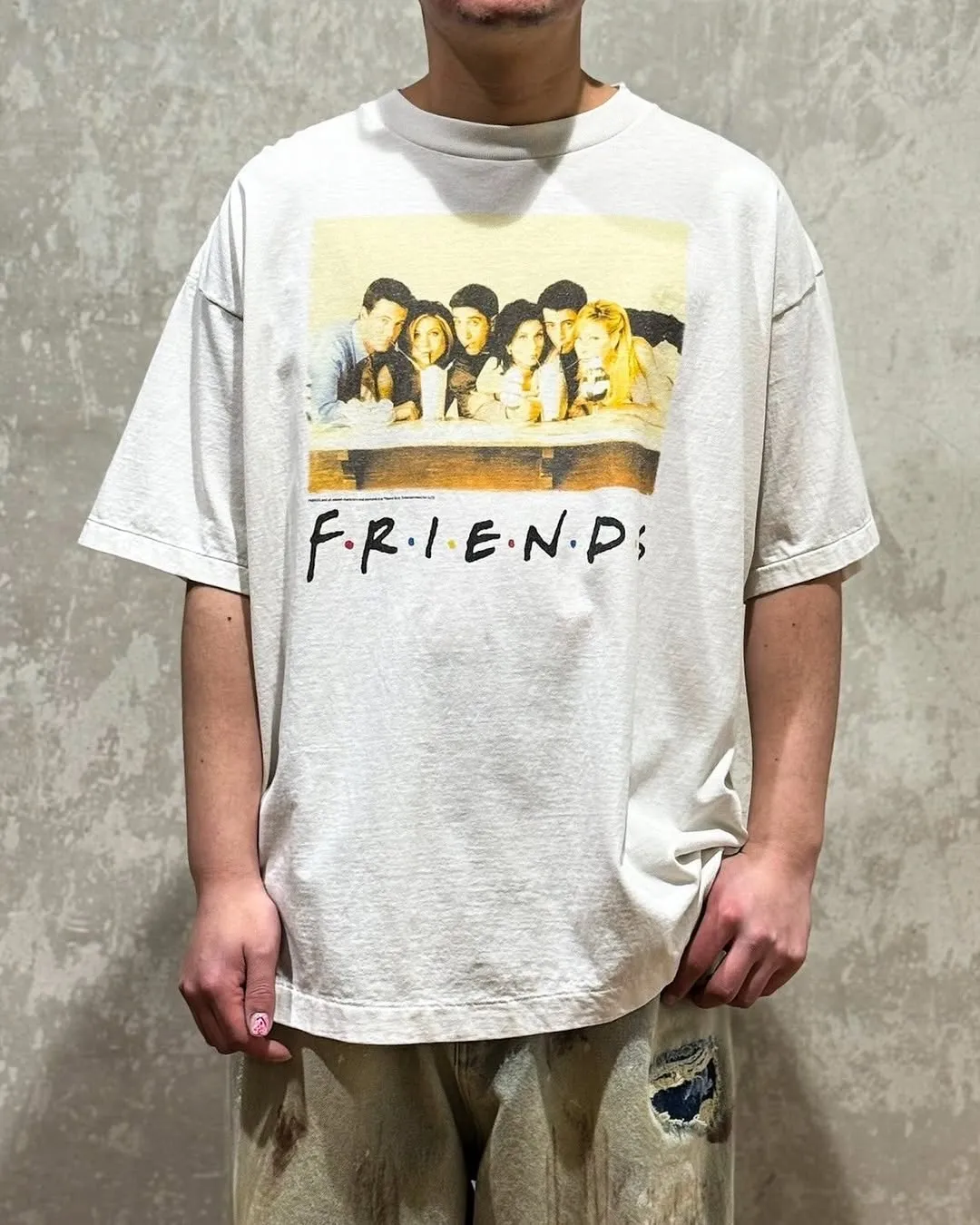 SAINT Mxxxxxx × FRIENDS FRD_SS TEE/FRIENDS/WHT American TV series Friends co-branded short-sleeves White stills TEE Beige S-XL Ready-made garments washed and distressed The top domestic printing factory God restored the correct accessories Friends co-branded wash mark Top purchasing level